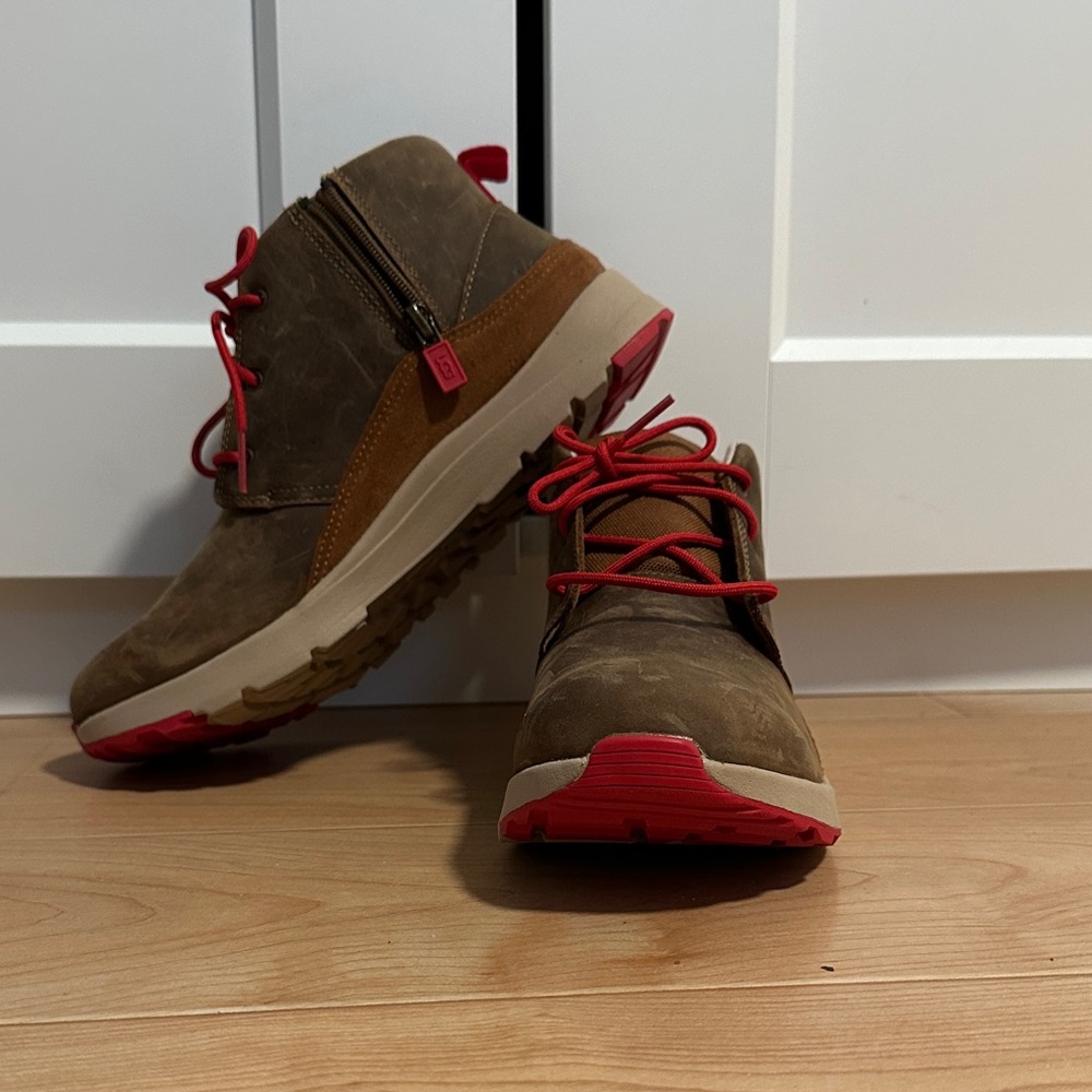 UGG Kids Chukka Boots in Brown and Red